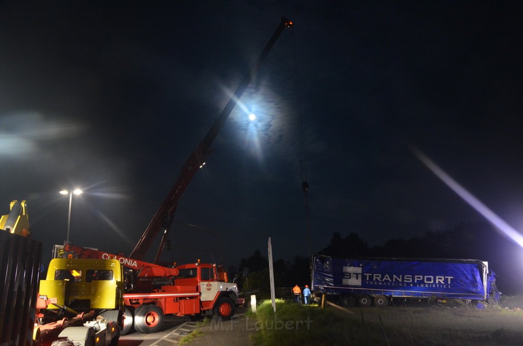 VU LKW umgestuerzt Feldkassel Industriestr Robert Boschstr P251.JPG